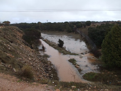 La Cañá inundada, junto a la estación y el restaurante Bonanza.